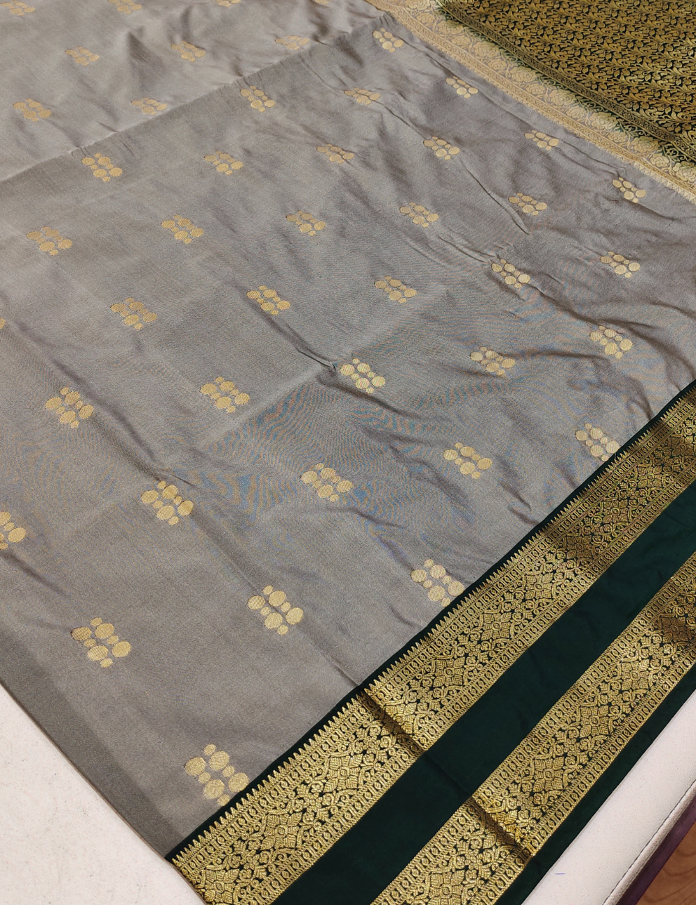 Coin chain motifs with Rettapet border cool grey colour soft silk