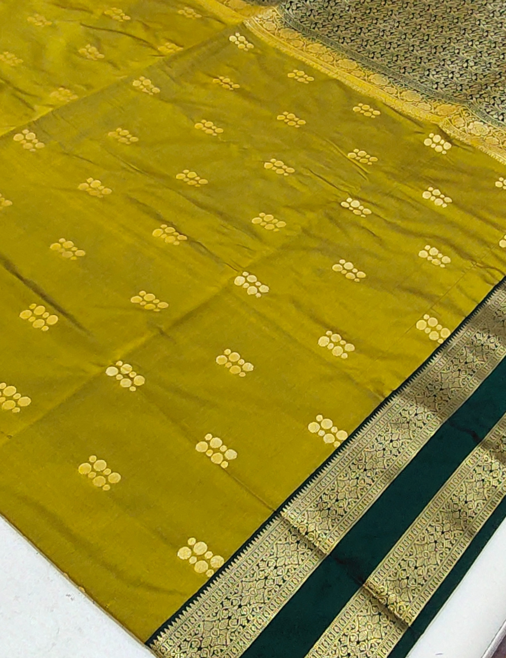 Coin chain motifs with Rettapet border sunken Gold colour soft silk