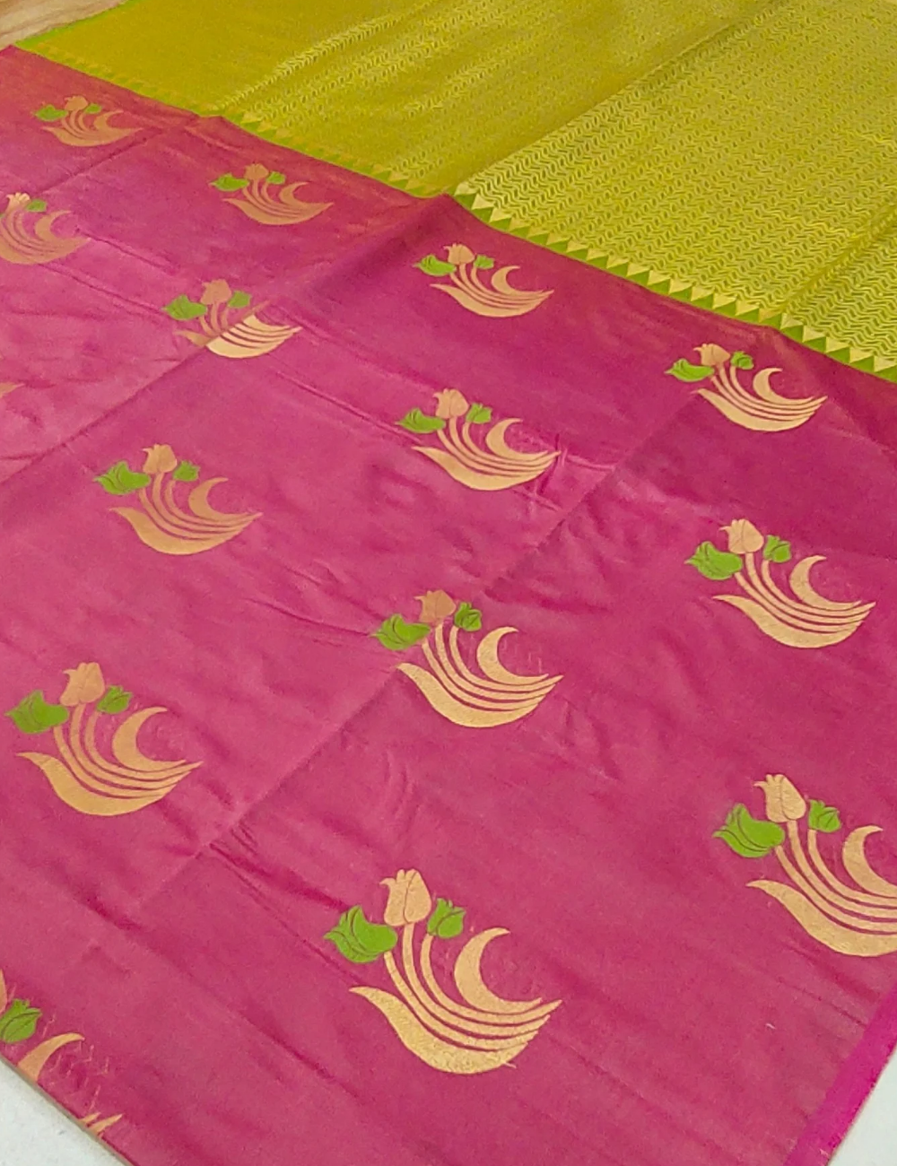 Rose Floral Motifs With Dark Pinkish Red Colour Borderless Soft Silk Saree