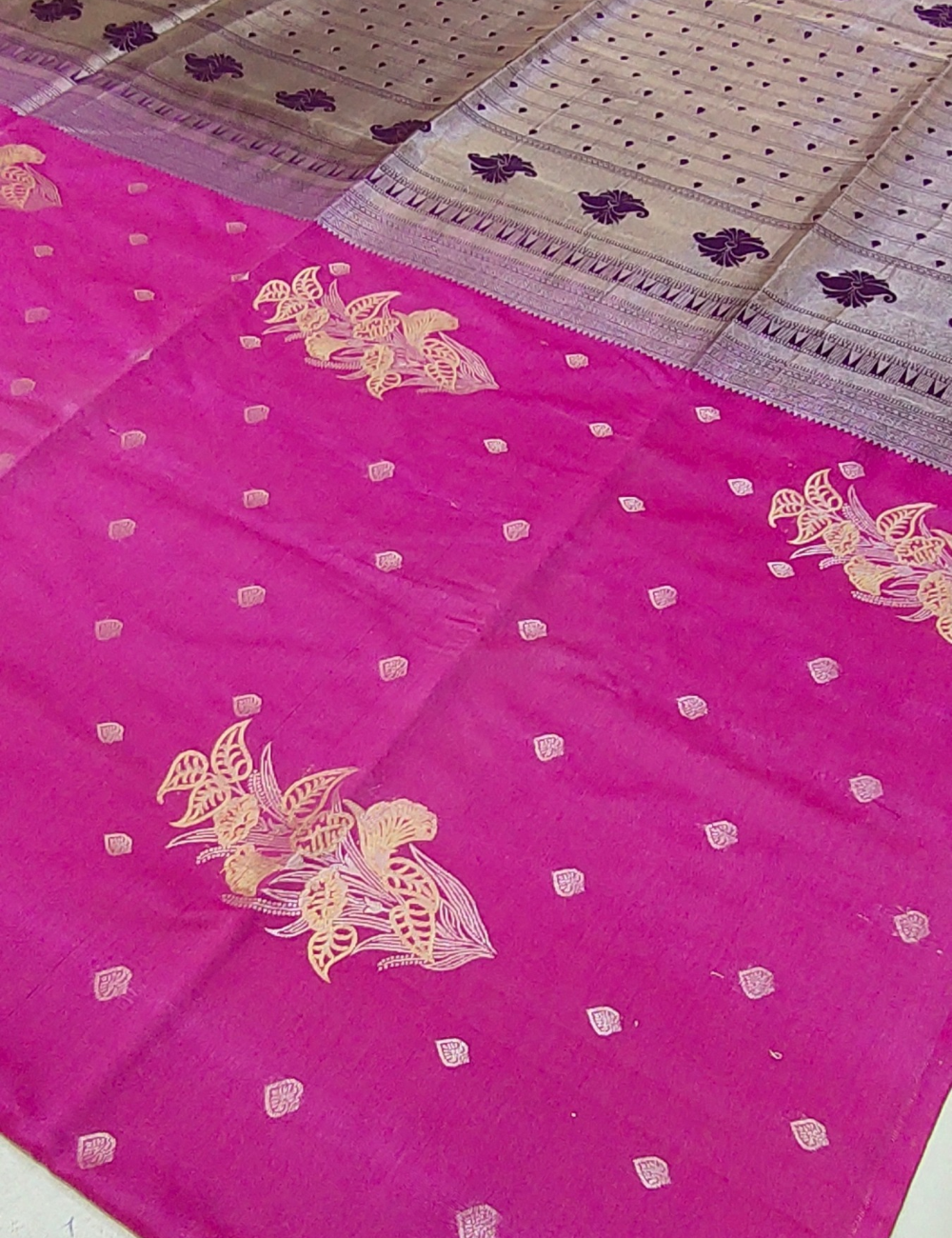 Leaf Motifs With Red Violet  Color Borderless Soft Silk Saree
