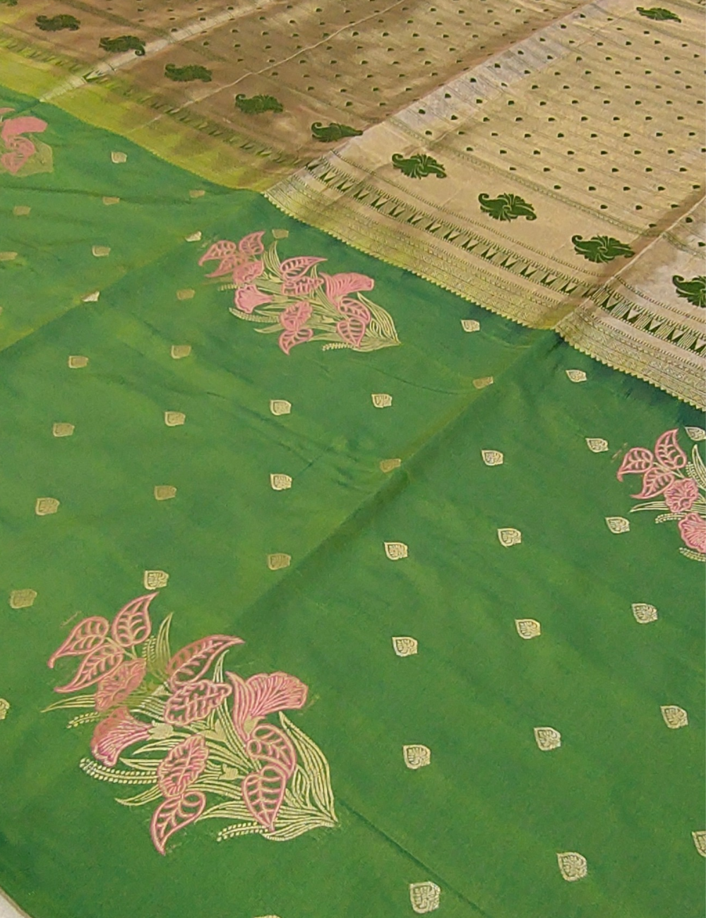 Leaf Motifs With Jungle Green  Color  Borderless Soft Silk Saree