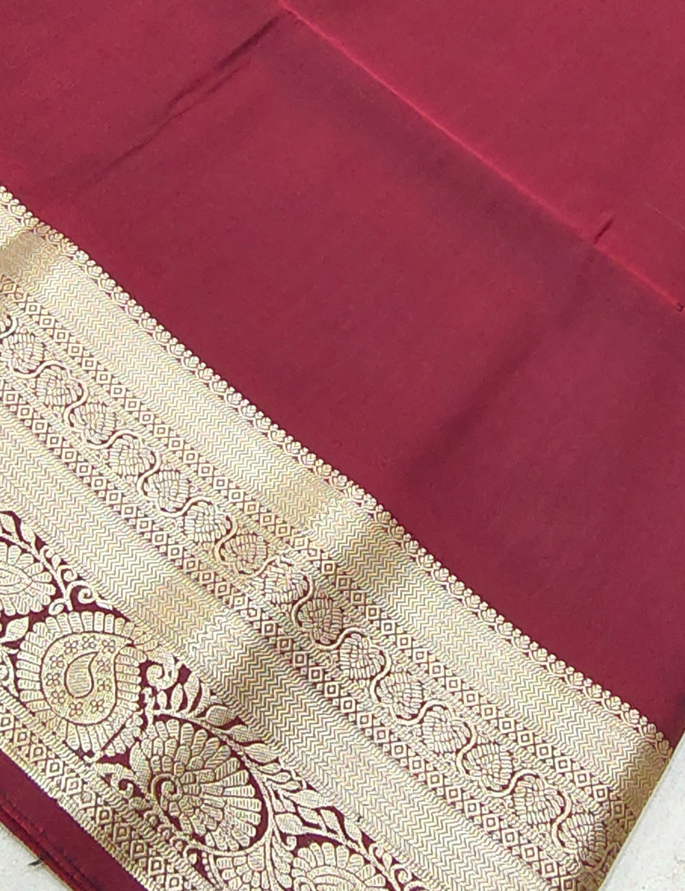 Geometric triangle motifs with stripes dark Green soft silk